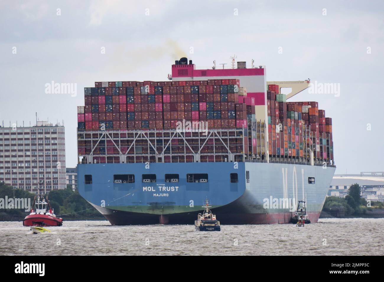 Hamburg, Germany. 22nd July, 2022. The container ship MOL Trust, sailing under the flag of Marshall Islands, is heading upstream from the port. Credit: Soeren Stache/dpa/Alamy Live News Stock Photo