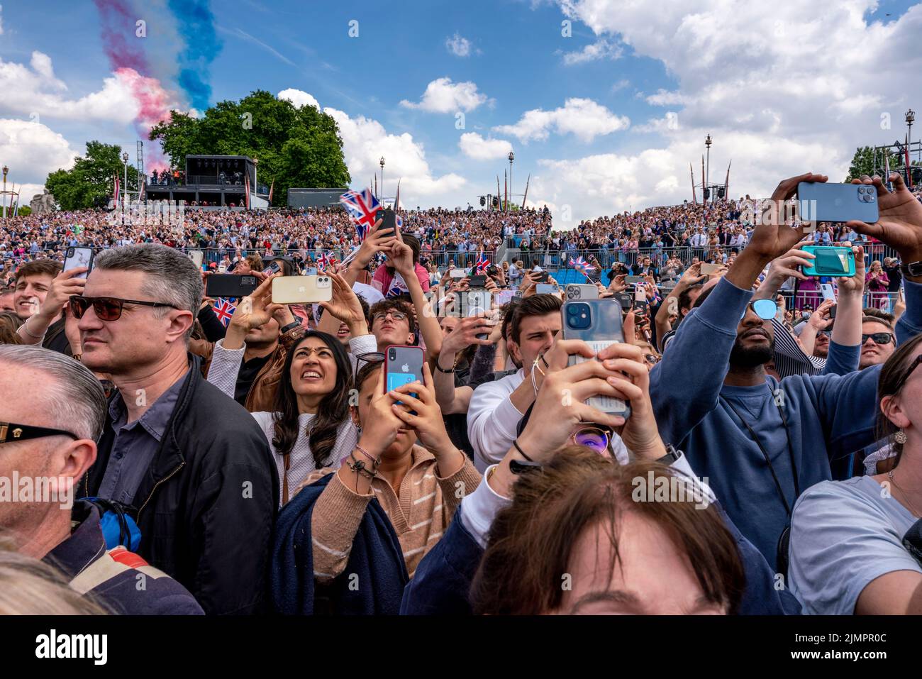 Crowds Of People Watch The Flypast Outside Buckingham Palace During The Queen's Platinum Jubilee Celebrations, London, UK. Stock Photo