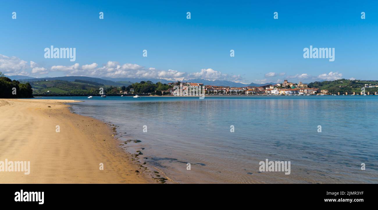 Panorama view of Maza Beach and San Vicente de la Barquera with Picos de Europa mountains in the background Stock Photo