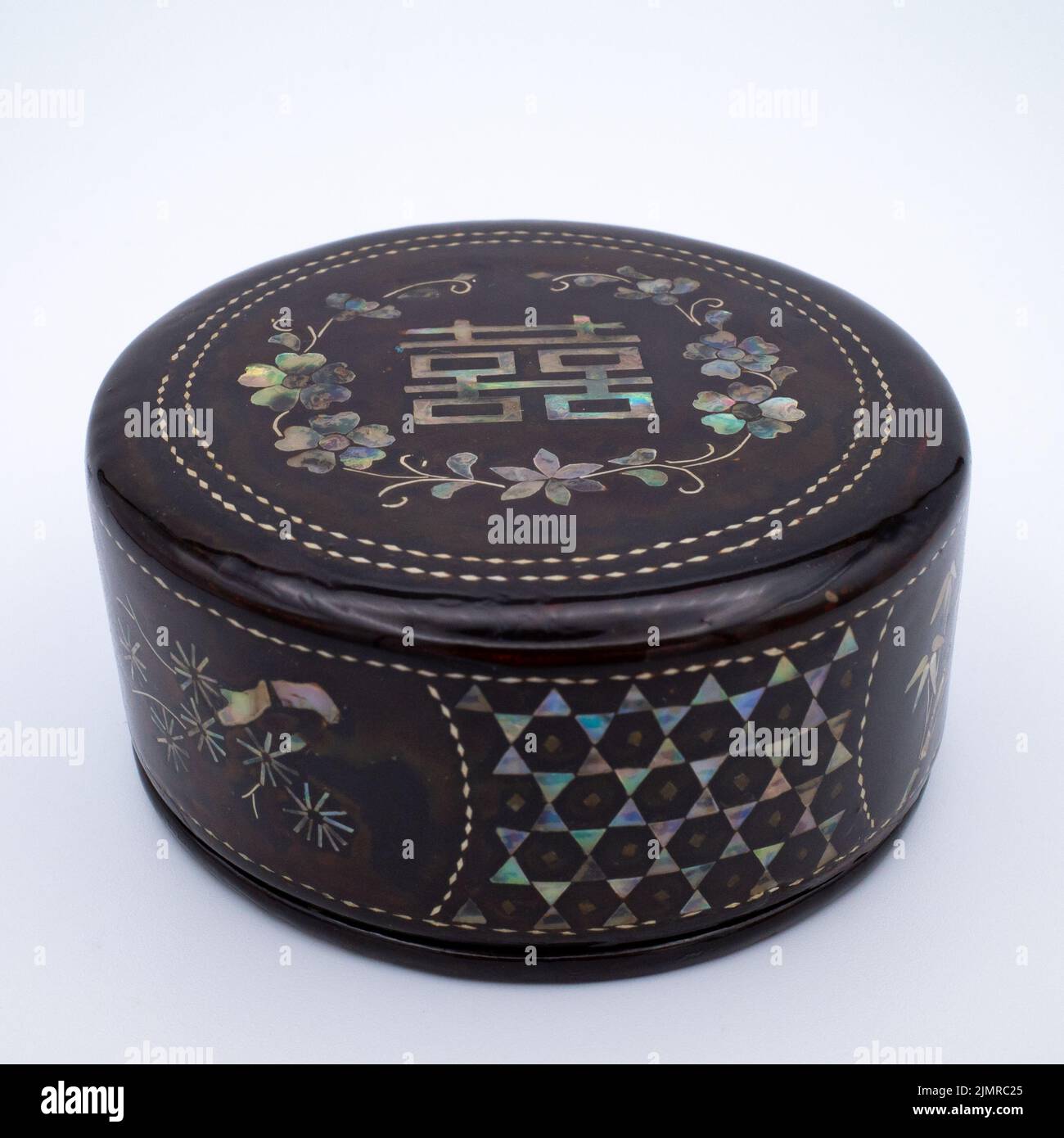 Fine Antique Chinese Black Lacquered Raden Round Box With Mother of Pearl Inlay and Double Happiness Symbol Stock Photo