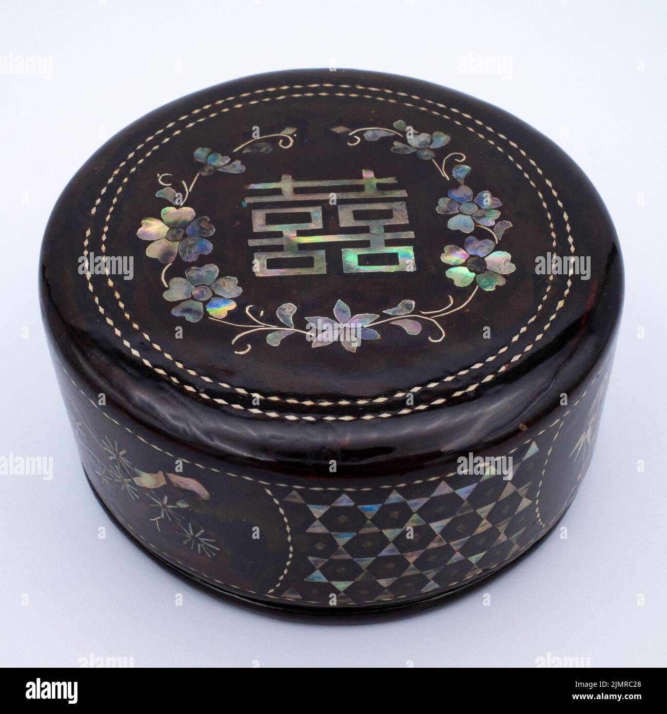Fine Antique Chinese Black Lacquered Raden Round Box With Mother of Pearl Inlay and Double Happiness Symbol Stock Photo