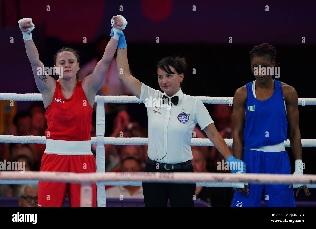 Northern Ireland's Michaela Walsh (left) wins the Women's Feather (54-57kg) Final against Nigeria's Elizabeth Oshoba at The NEC on day ten of the 2022 Commonwealth Games in Birmingham. Picture date: Sunday August 7, 2022. Stock Photo