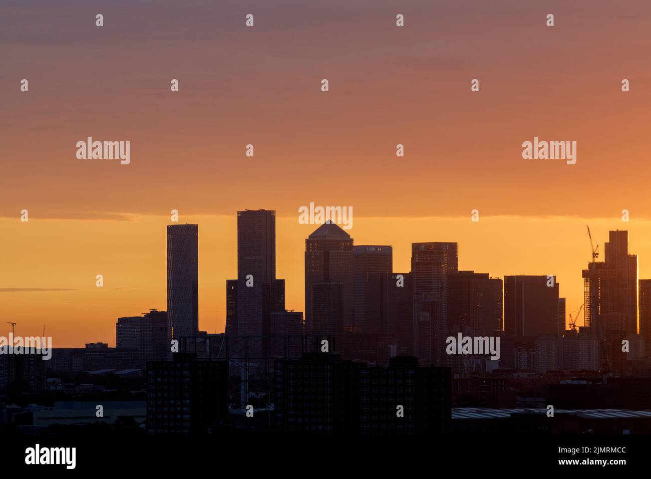 Hsbc canary wharf silhouette hi-res stock photography and images - Alamy
