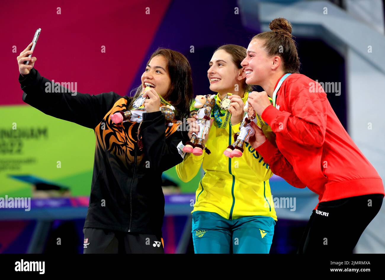 Australia's Maddison Keeney (centre), Malaysia's Nur Dhabitah Binti Sabri (left) and Canada's Mia Jolie Doucet Vallee take a photo together during the medal presentation of the Women's 3m Springboard Diving Final at Sandwell Aquatics Centre on day ten of the 2022 Commonwealth Games in Birmingham. Picture date: Sunday August 7, 2022. Stock Photo