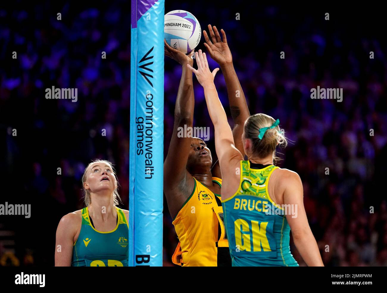 Jamaica's Jhaniele Fowler (centre) in action against Australia's Courtney Bruce during the Netball Gold Medal match at The NEC Arena on day ten of the 2022 Commonwealth Games in Birmingham. Picture date: Sunday August 7, 2022. Stock Photo