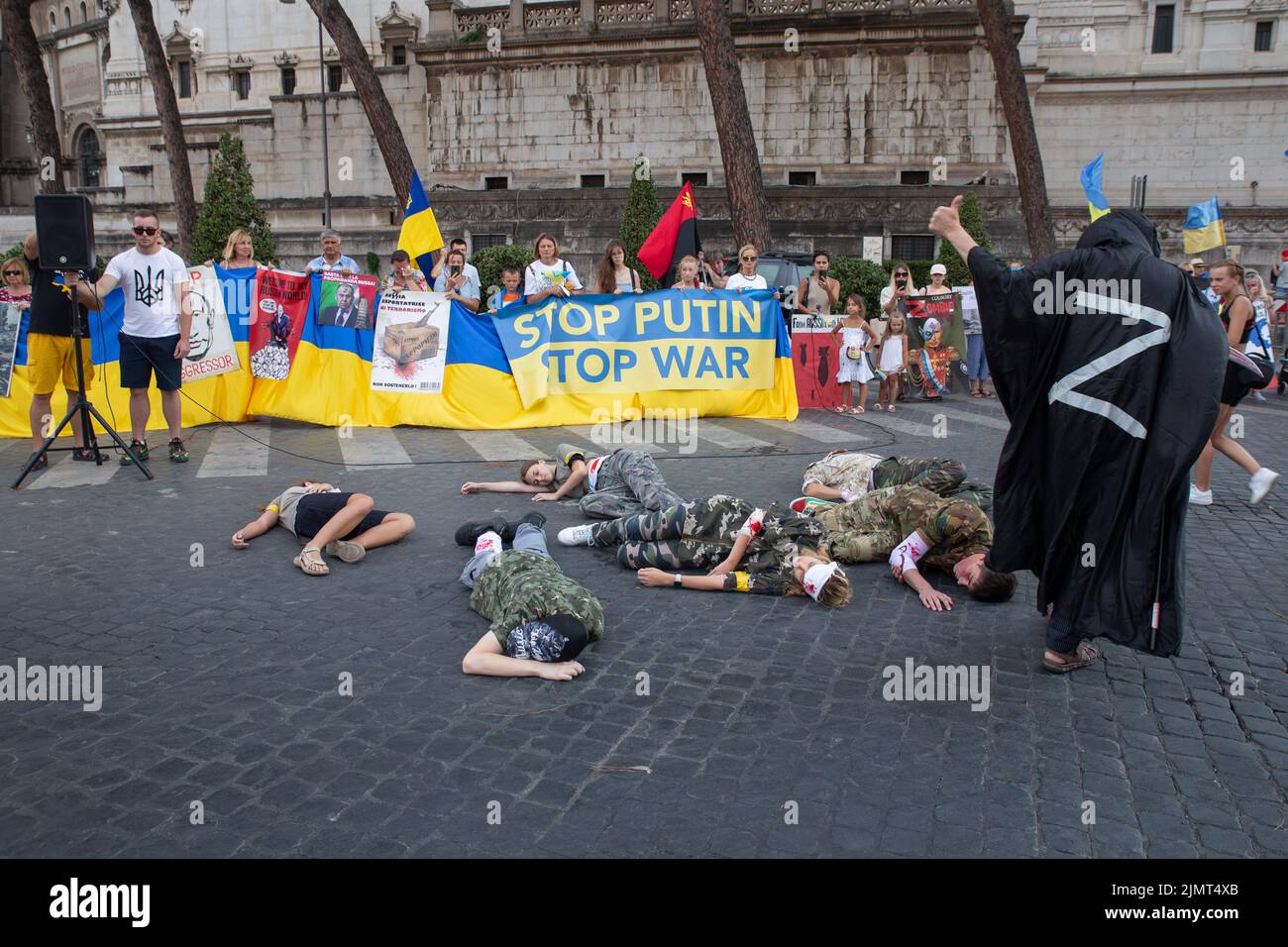 Rome, Italy. 07th Aug, 2022. A moment of flashmob organized by Ukrainian community in Rome (Photo by Matteo Nardone/Pacific Press) Credit: Pacific Press Media Production Corp./Alamy Live News Stock Photo