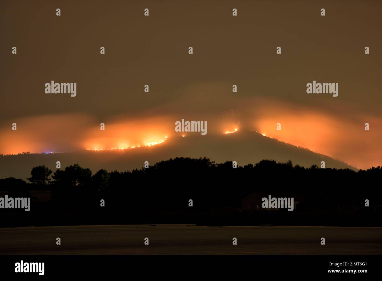 Illa de Arousa, Pontevedra, Spain. August 5, 2022: fire the mountains in Arosa Stock Photo