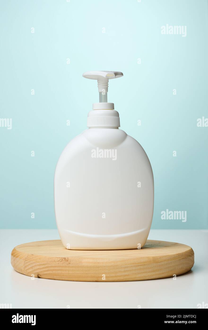 https://c8.alamy.com/comp/2JMTDCJ/white-plastic-container-with-a-pump-for-cosmetic-liquid-liquid-soap-on-the-table-2JMTDCJ.jpg