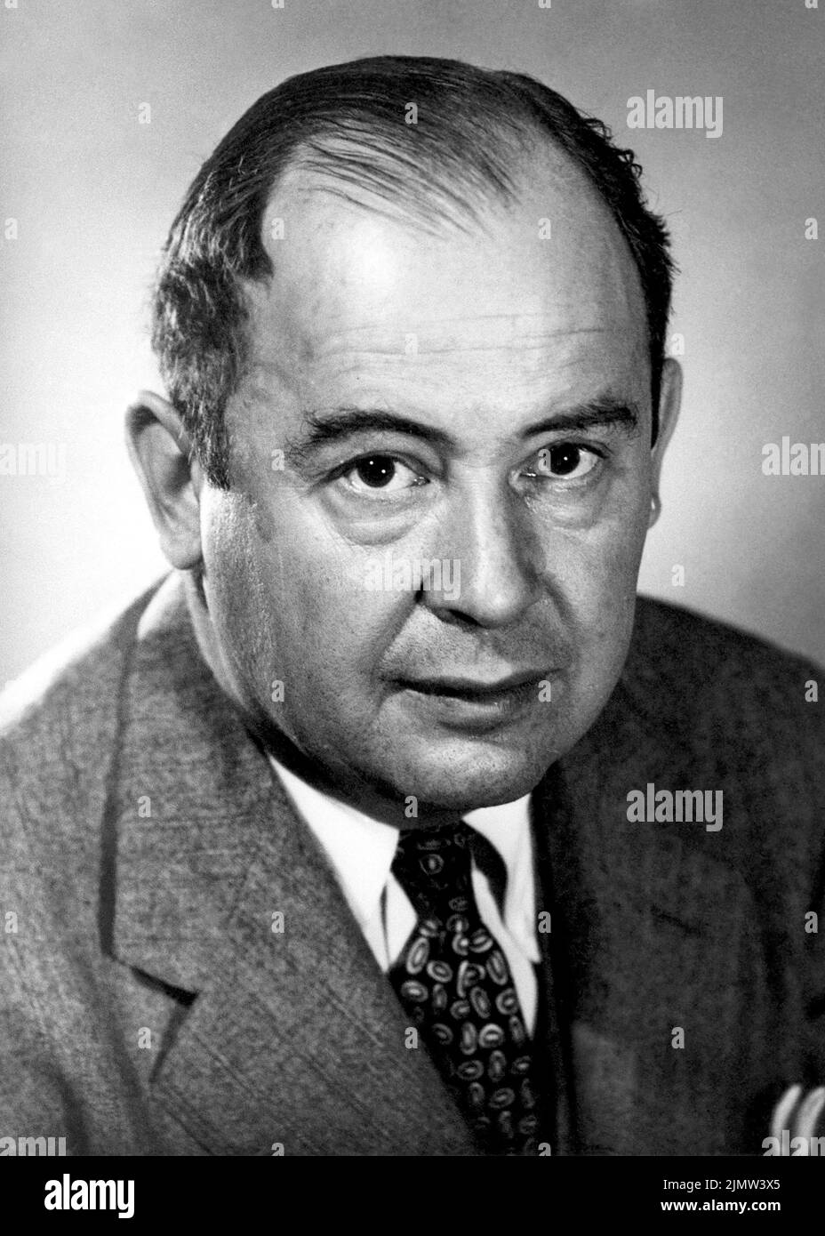 John von Neumann (1903-1957), Hungarian-American mathematician, physicist, computer scientist, engineer and polymath. Von Neumann made major contributions to a vast number of areas. During World War II he worked on the Manhattan Project and later became Commissioner of the U.S. Atomic Energy Commission. Photo: 1956. Stock Photo