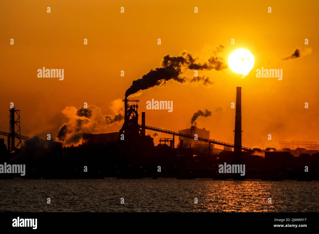 Silhouette and dusk of the Kawasaki industrial zone Stock Photo Alamy