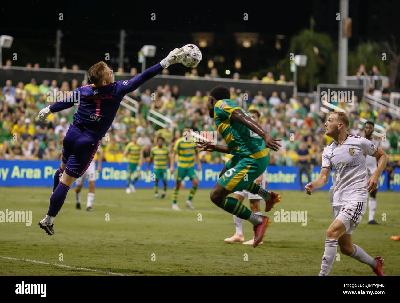 St. Petersburg, FL: Detroit City goalkeeper Nate Steinwascher (1) leaps and makes a save during a USL soccer game  against the Tampa Bay Rowdies, Satu Stock Photo
