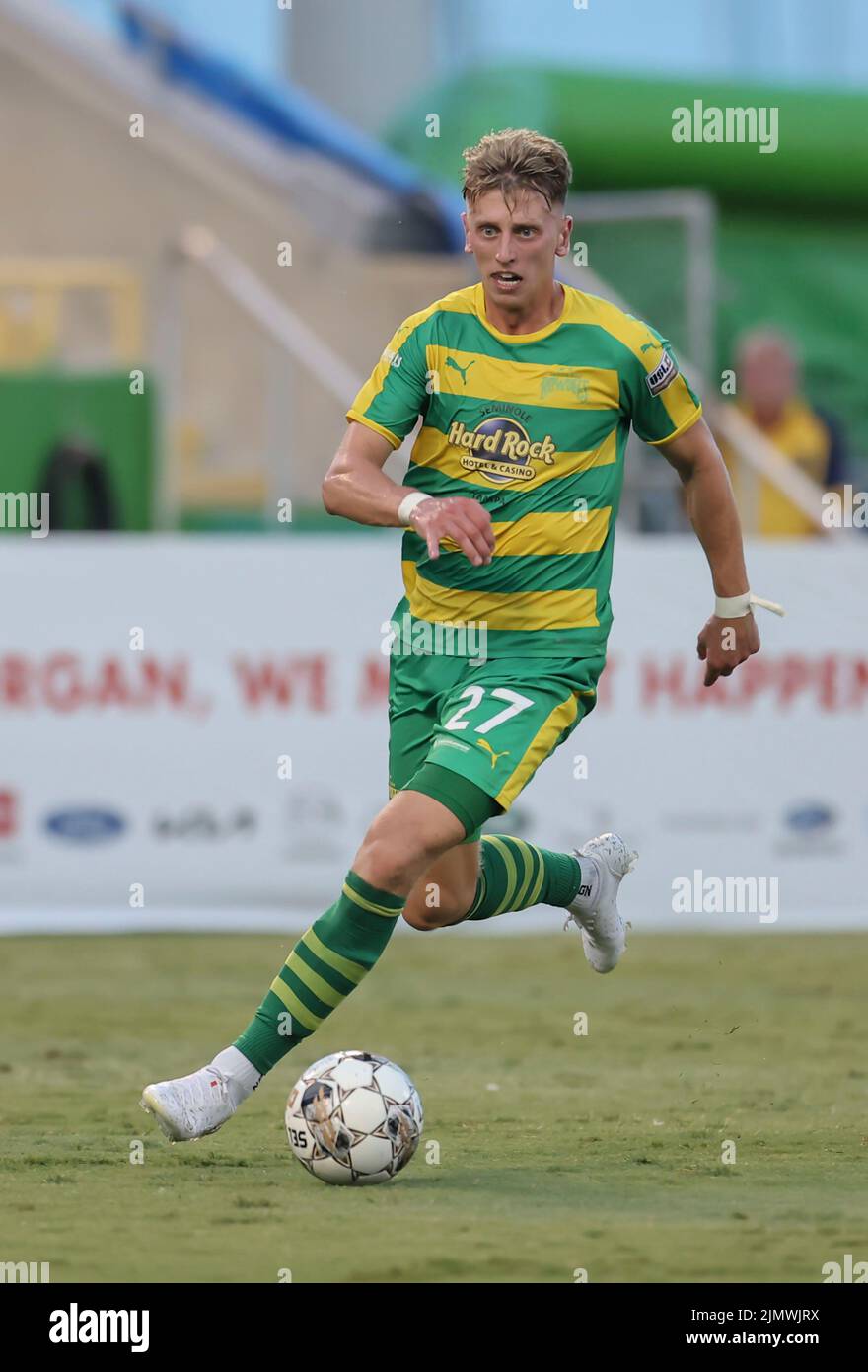 St. Petersburg, FL: Tampa Bay Rowdies midfielder Laurence Wyke (27) dribbles the ball up the pitch during a USL soccer game against Detroit City, Satu Stock Photo
