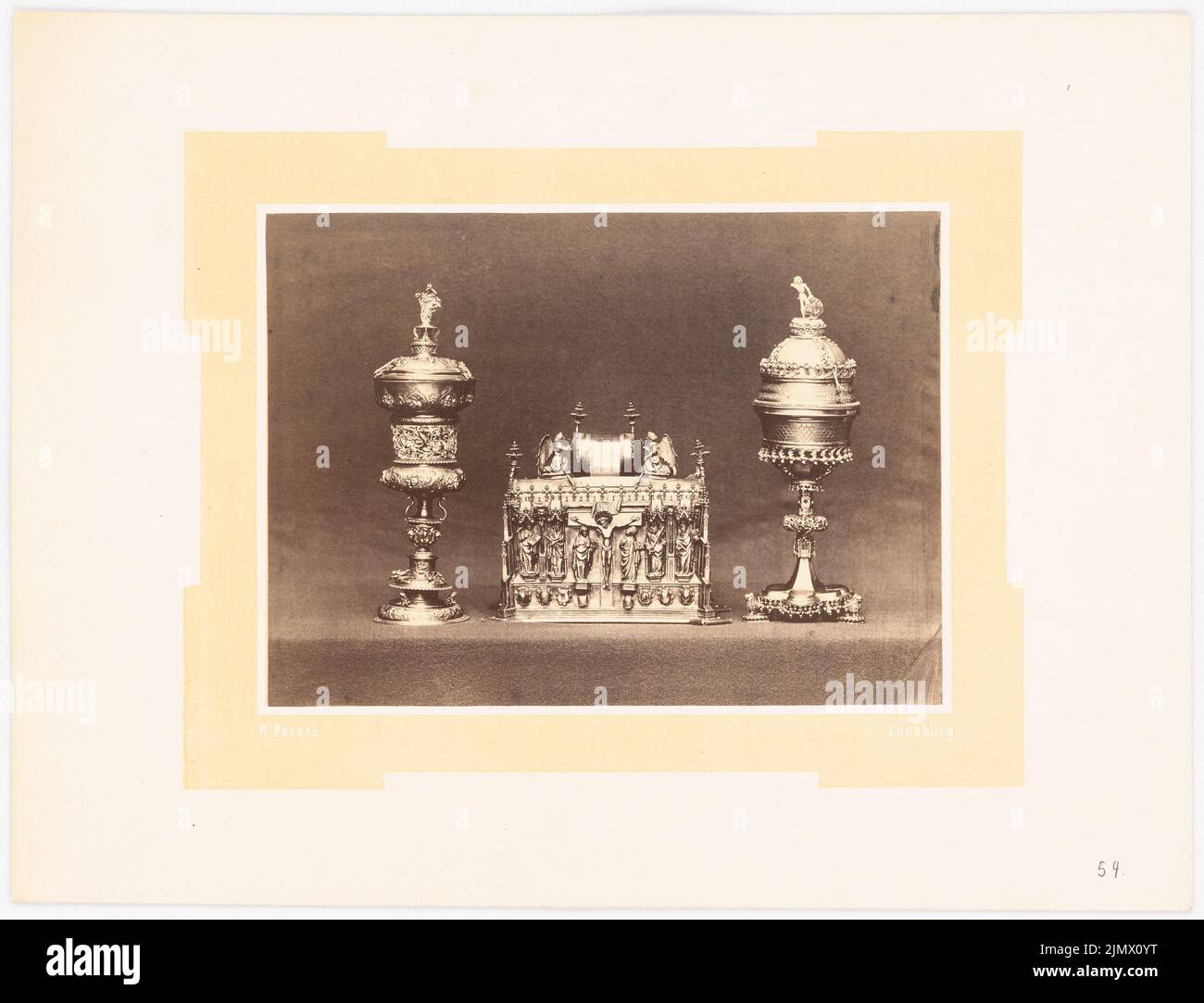 Quast Ferdinand von (1807-1877), three devices from the city of Lüneburg's council, so-called Lüneburg silver treasure (without date): Two cups, a small relics in the middle (from: The art treasures of the town hall in Lüneburg, see back ). S/W photo on paper on cardboard, printed passportout, 24.8 x 32.5 cm (including scan edges) Quast Ferdinand von  (1807-1877): Drei Geräte aus dem Ratssilberzeug der Stadt Lüneburg, sog. Lüneburger Silberschatz Stock Photo