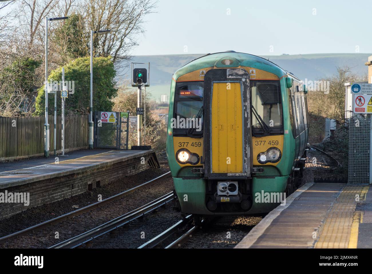 GLYNDE, EAST SUSSEX, UK - JANUARY 12 : Train passing through the station in Glynde, East Sussex, UK on January 12, 2022 Stock Photo