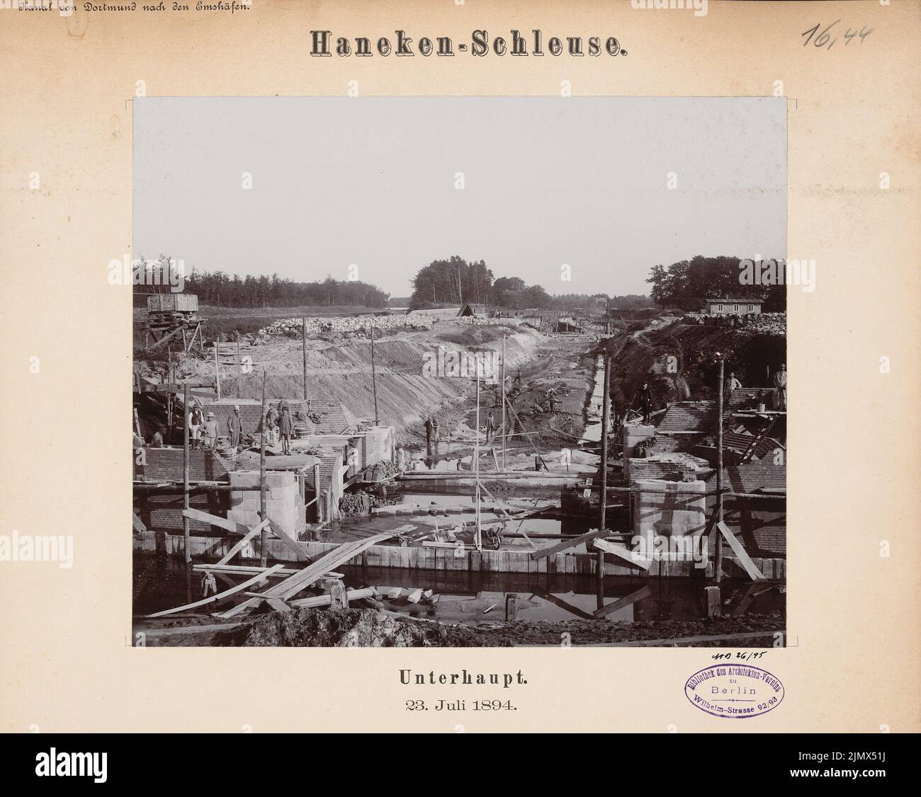 Unknown architect, Dortmund-Ems-Canal (without date): View. Photo on cardboard, 29.2 x 36.7 cm (including scan edges) N.N. : Dortmund-Ems-Kanal. Haneken-Schleuse, Hanekenfähr Stock Photo