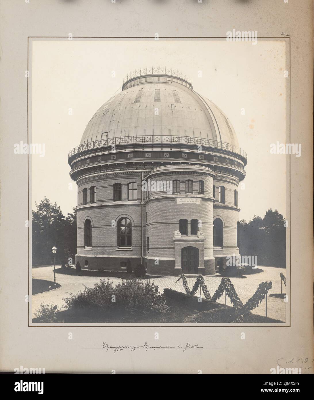 Spieker Paul (1826-1896), astrophysical observatory at the Telegrafenberg in Potsdam (1894): View. Photo on cardboard, 50.4 x 42.4 cm (including scan edges) Spieker Paul  (1826-1896): Astrophysikalisches Observatorium auf dem Telegrafenberg, Potsdam Stock Photo