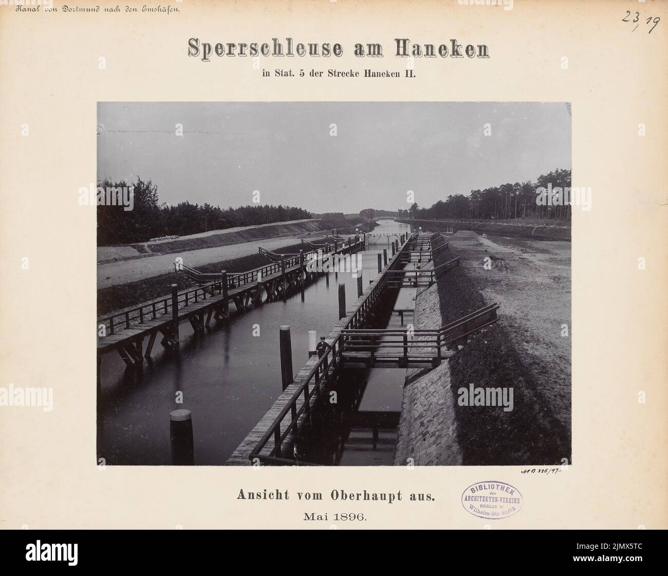 Unknown architect, Dortmund-Ems-Canal (without date): View. Photo on cardboard, 29.5 x 37.2 cm (including scan edges) N.N. : Dortmund-Ems-Kanal. Sperrschleuse am Haneken-Kanal, Hanekenfähr Stock Photo