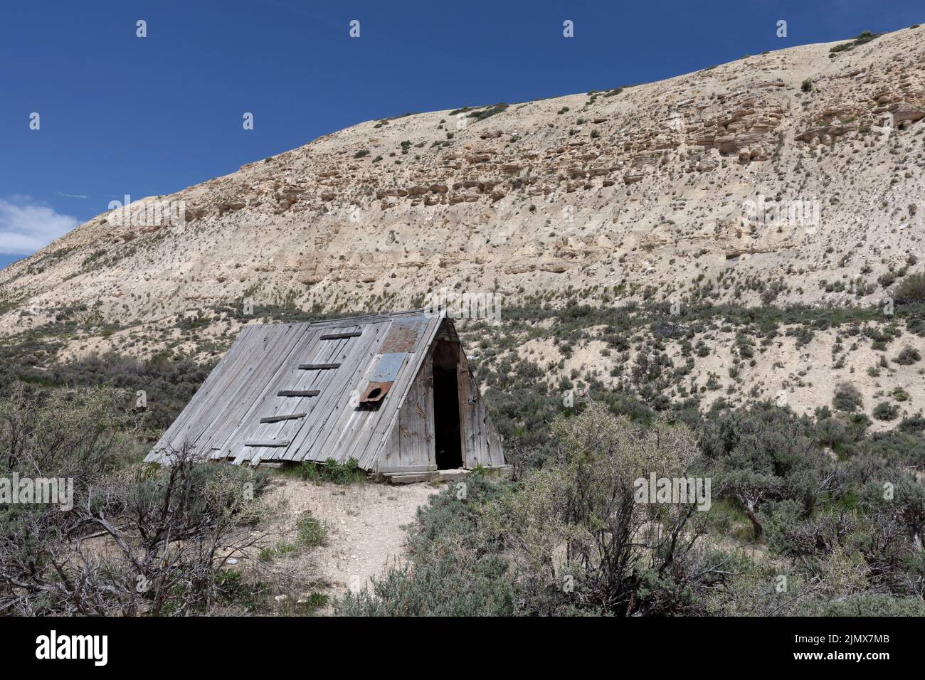 Shack used by fossil hunter David Haddenham until his death in 1968 while hunnting fossils in what is now Fossil Butte National Monument in Wyoming. Stock Photo