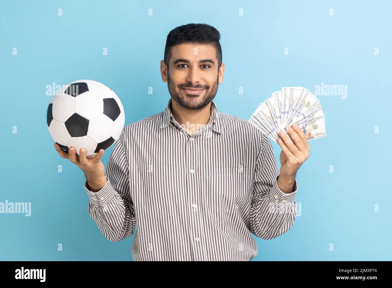 Smiling Sports Fan Hi res Stock Photography And Images Alamy