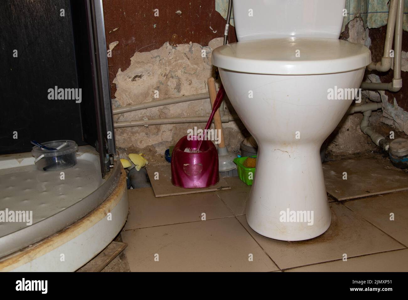 https://c8.alamy.com/comp/2JMXP51/old-dirty-bathroom-and-toilet-without-repair-in-the-apartment-bathroom-and-toilet-without-repair-vigilance-2JMXP51.jpg