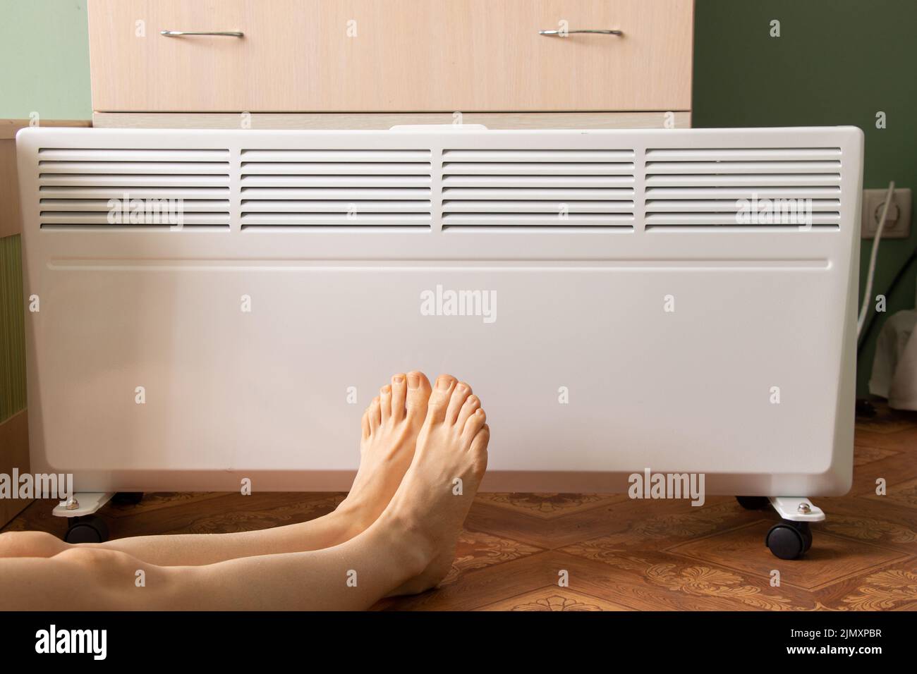 the girl's legs took the battery at home in the apartment, a warm