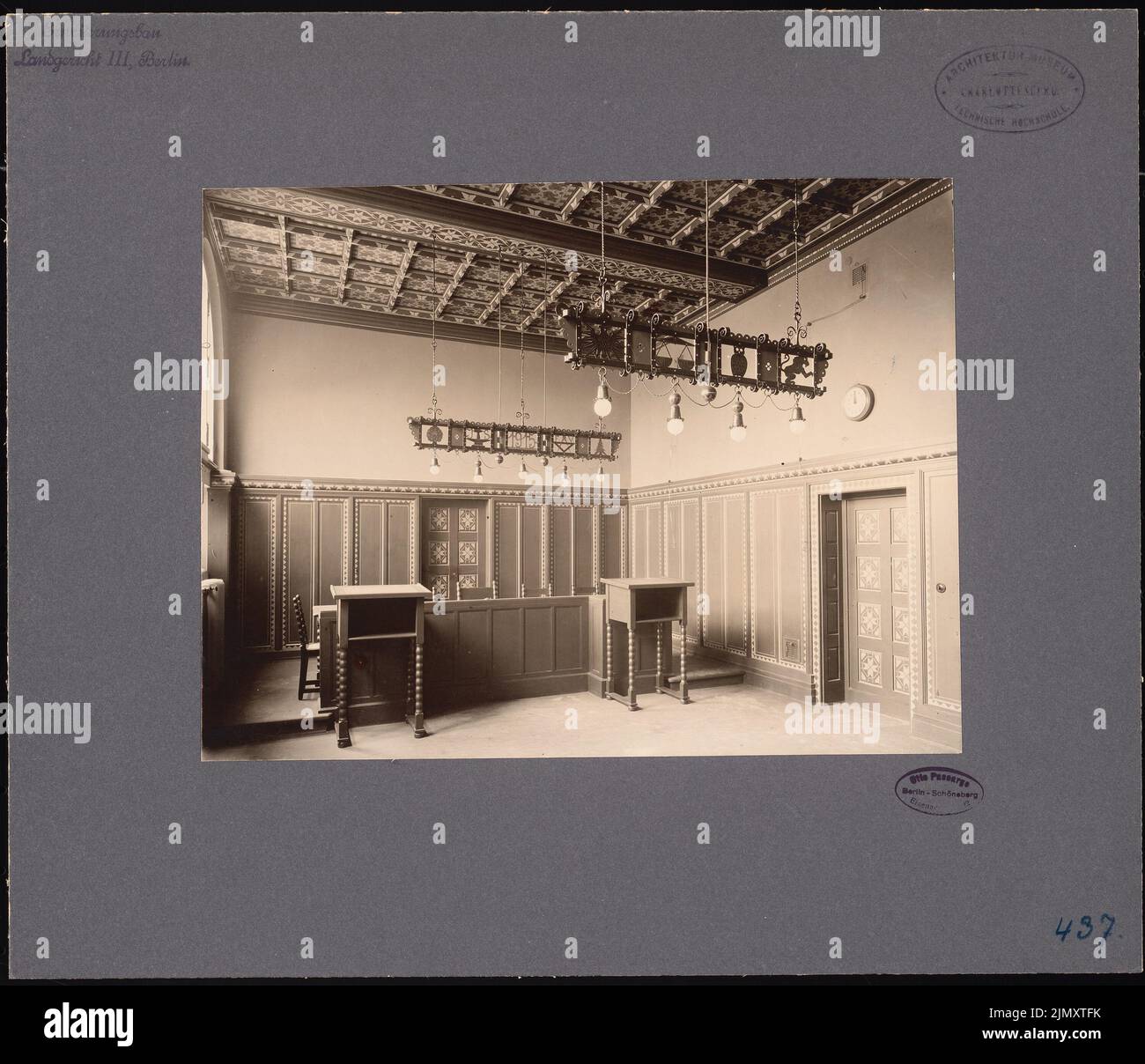 Thoemer & Mönnich, District Court III in Berlin-Charlottenburg, extension (1912-1915): Interior view negotiating hall. Photo on paper, 29.5 x 34.3 cm (including scan edges) Stock Photo