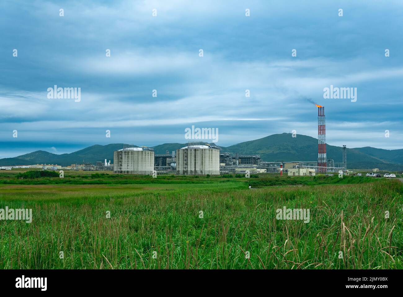Natural gas plant and pipelines hi-res stock photography and images - Alamy