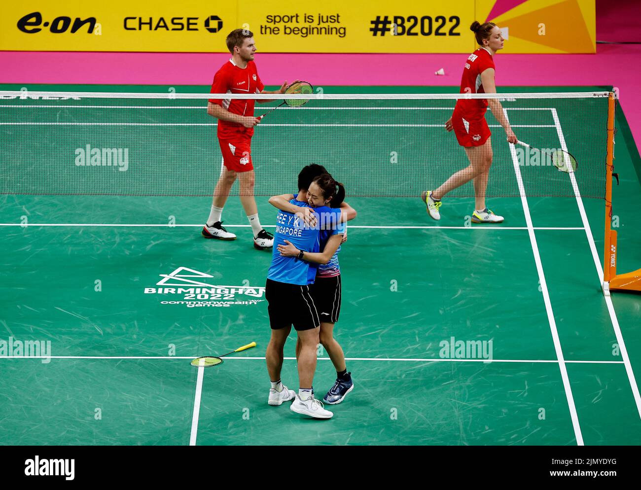 Commonwealth Games - Badminton - Mixed Doubles - Gold Medal Match -The NEC Hall 5, Birmingham, Britain - August 8, 2022 Singapore's Yong Kai Terry Hee and Jessica Wei Han Tan celebrate winning gold against England's Marcus Ellis and Lauren Smith REUTERS/Jason Cairnduff Stock Photo