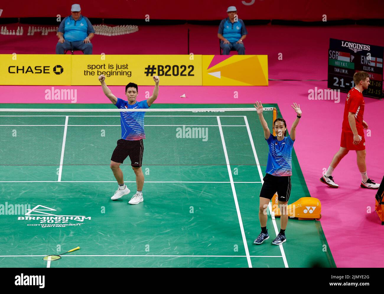 Commonwealth Games - Badminton - Mixed Doubles - Gold Medal Match -The NEC Hall 5, Birmingham, Britain - August 8, 2022 Singapore's Yong Kai Terry Hee and Jessica Wei Han Tan celebrate winning gold against England's Marcus Ellis and Lauren Smith REUTERS/Jason Cairnduff Stock Photo
