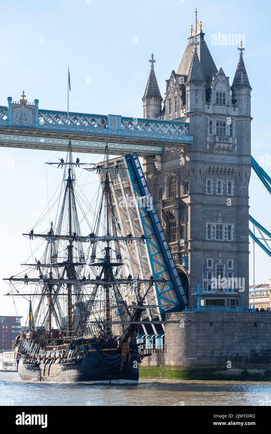 Tower Bridge, London, UK. 8th Aug, 2022. Gotheborg of Sweden is a sailing replica of the Swedish East Indiaman Gotheborg I, launched in 1738, and is visiting London to welcome visitors on board. The wooden replica ship was launched in 2003 and last visited London in 2007. It has navigated up the River Thames in the morning to pass under the opened Tower Bridge before turning and passing back under and heading for Thames Quay in Canary Wharf, where it will be open to visitors. Passing upstream under Tower Bridge Stock Photo