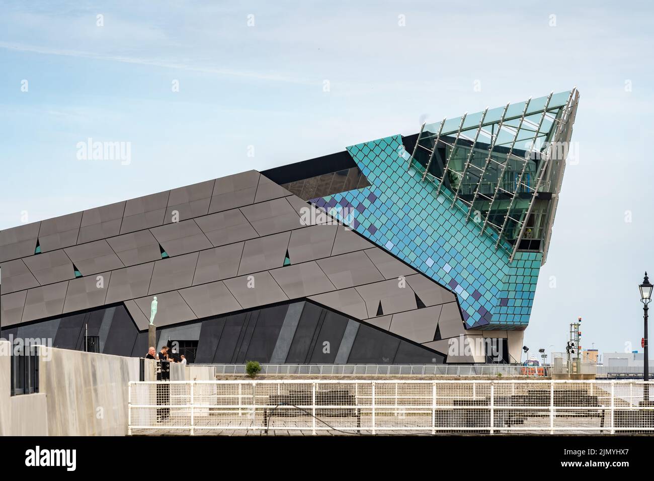 KINGSTON UPON HULL,  YORKSHIRE, UK - JULY 17: The Deep building by the marina in Kingston upon Hull on July 17, 2022. Three unid Stock Photo