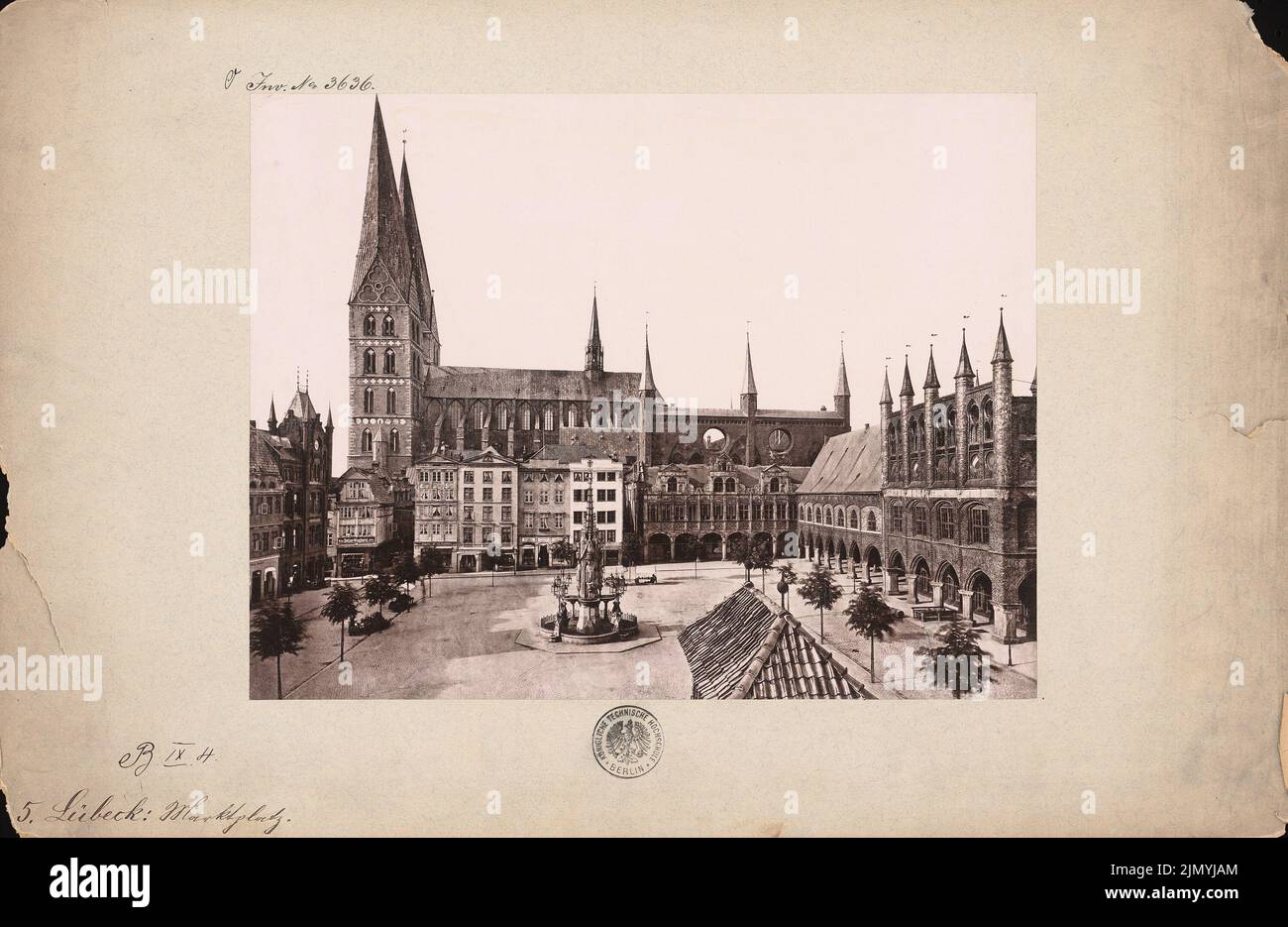 Unknown photographer, marketplace with town hall and Marienkirche in Lübeck (without date): As Inv.No. 0417: View from the square with market fountain (torn down in 1935). Photo, 30.6 x 47 cm (including scan edges) Stock Photo