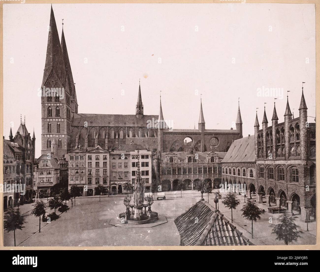 Unknown photographer, marketplace with town hall and Marienkirche in Lübeck (without date): As Inv.No. 0416: View from the square with market fountain (torn down in 1935). Photo, 23 x 29.4 cm (including scan edges) Stock Photo