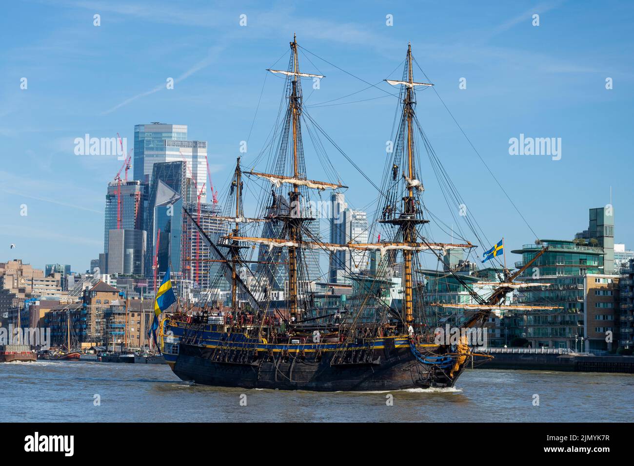 Tower Bridge, London, UK. 8th Aug, 2022. Gotheborg of Sweden is a sailing replica of the Swedish East Indiaman Gotheborg I, launched in 1738, and is visiting London to welcome visitors on board. The wooden replica ship was launched in 2003 and last visited London in 2007. It has navigated up the River Thames in the morning to pass under the opened Tower Bridge before turning and passing back under and heading for Thames Quay in Canary Wharf, where it will be open to visitors. Passing the financial district. Historic and modern trade juxtaposition Stock Photo