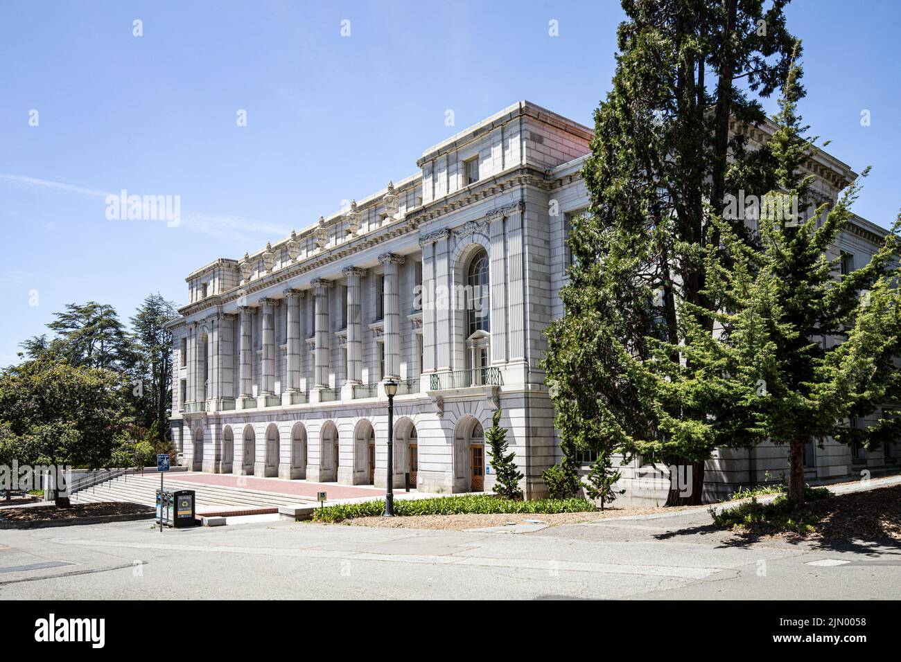 Oakland, USA - May 18, 2022: old   university building in the campus area of Oakland university. Stock Photo