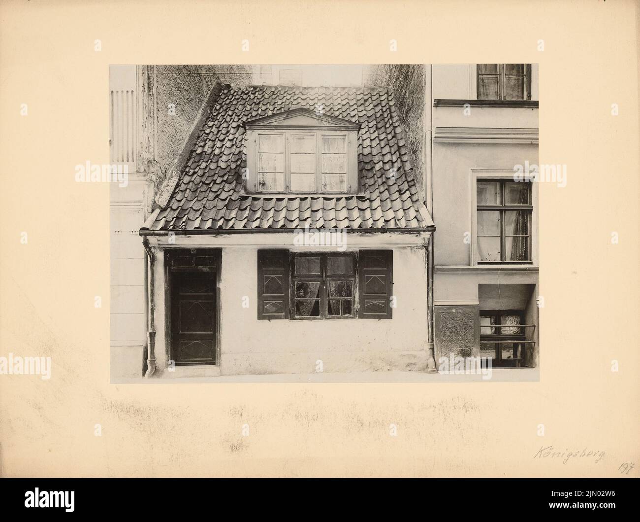 Unknown photographer, 1-storey house in Königsberg (without dat.): View. Photo on cardboard, 24.8 x 33.3 cm (including scan edges) N.N. : 1-geschossiges Wohnhaus, Königsberg Stock Photo