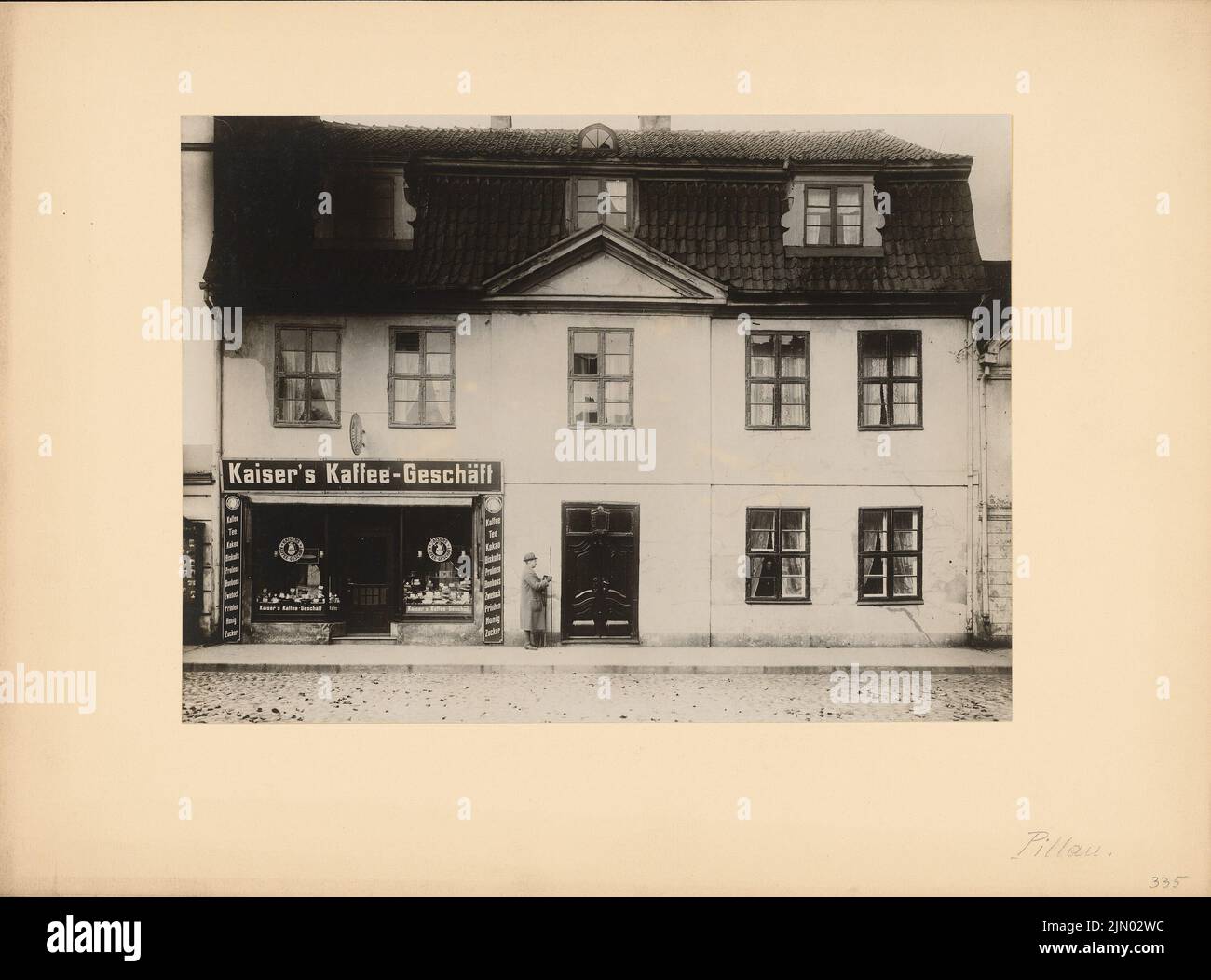 Unknown photographer, 3-storey house with a shop in Pillau (without dat.): View. Photo on cardboard, 24.7 x 33.3 cm (including scan edges) N.N. : 3-geschossiges Wohnhaus mit Ladengeschäft, Pillau Stock Photo