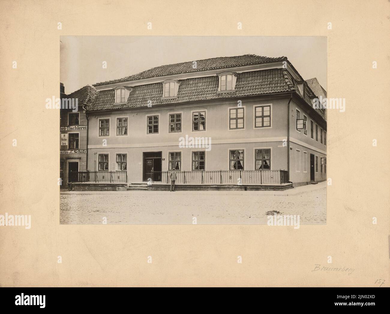 Unknown photographer, 2-storey house in Braunsberg (without dat.): View. Photo on cardboard, 24.7 x 33.4 cm (including scan edges) N.N. : 2-geschossiges Wohnhaus, Braunsberg Stock Photo