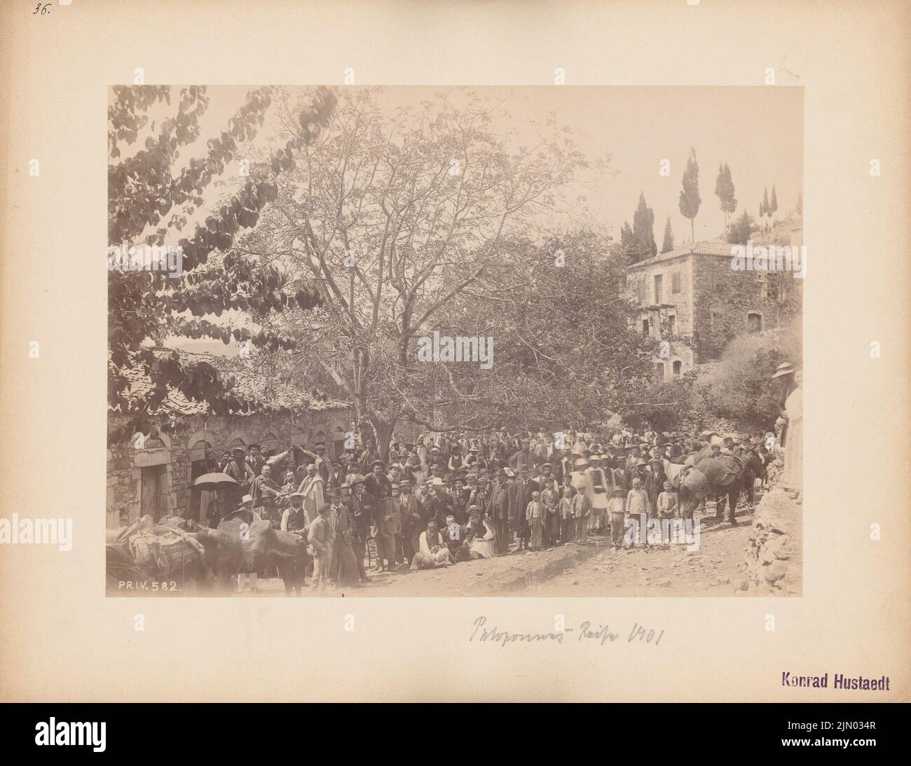 Unknown photographer, photo of the tour group (without date): Plan content N.N. detected. Photo on cardboard, 23.1 x 30 cm (including scan edges) unbek. Fotograf : Foto der Reisegruppe Stock Photo