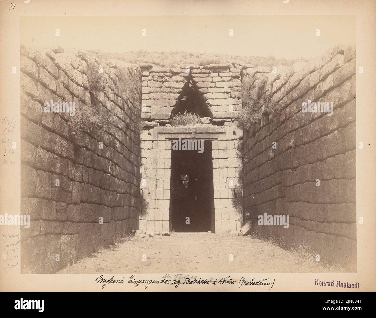 Unknown photographer, Tholos (treasure house, grave) of the ATREUS in Mycenae (without dat.): Entrance to the cone grave. Photo on cardboard, 23.2 x 29.9 cm (including scan edges) unbek. Fotograf : Tholos (Schatzhaus, Grab) des Atreus, Mykene Stock Photo