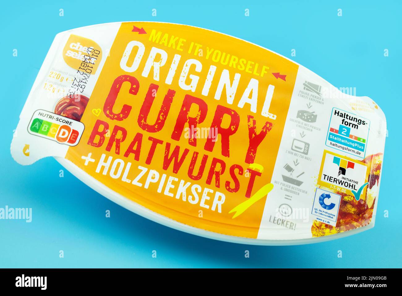 Fertiggericht Currywurst mit Sauce Original von Chef Select mit Tierwohl Label und Nutri-Score Stock Photo