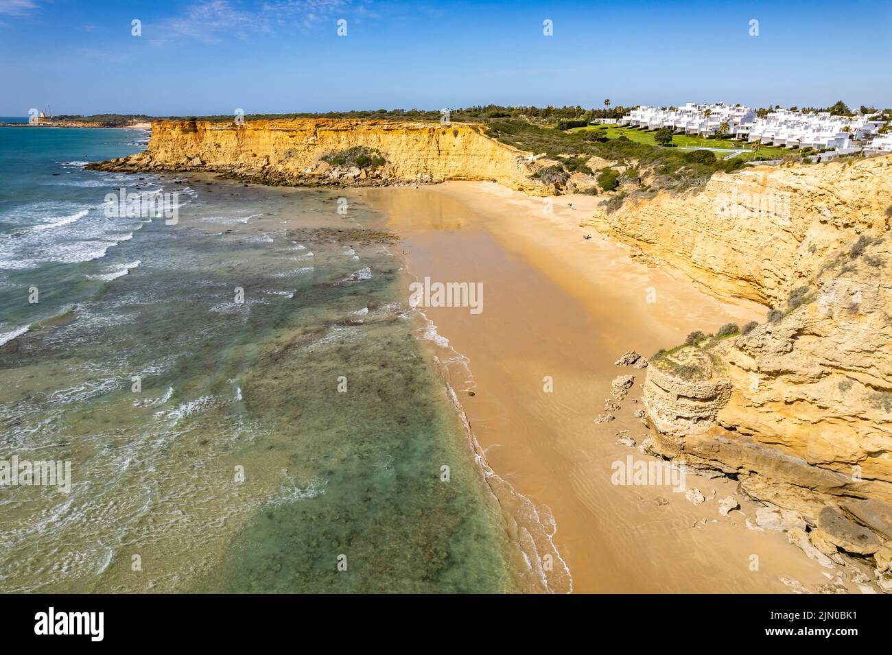 Blick über Küste und die Bucht Cala del Puntalejo, Conil de la Frontera,  Costa de la Luz, Andalusien, Spanien  |  View over the steep coast and Cala Stock Photo