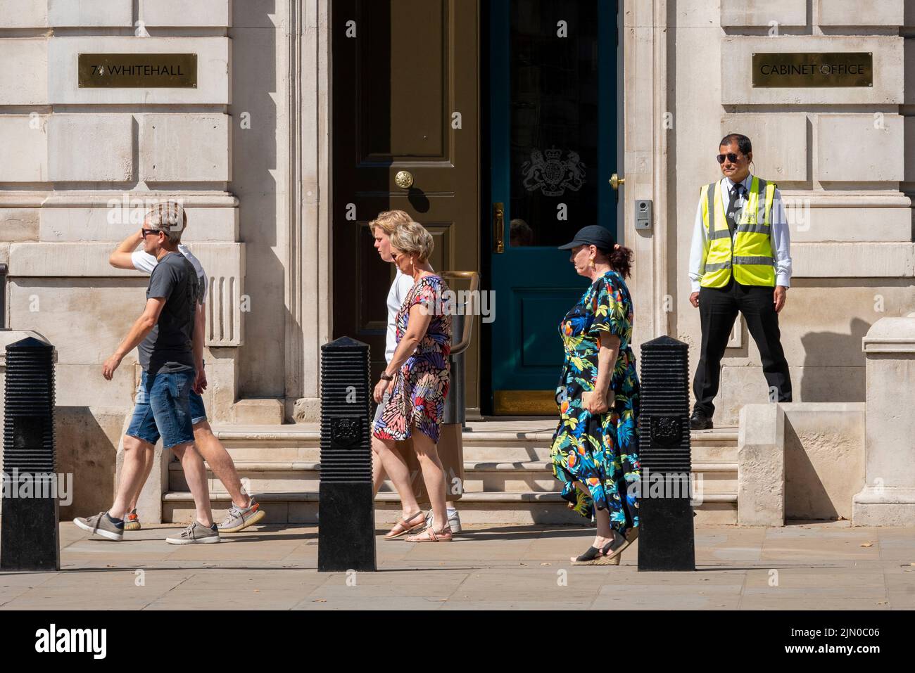 Whitehall, Westminster, London, UK. 8th Aug, 2022. The hot weather has continued in the City. People walk past the Cabinet Office in Whitehall, Westminster Stock Photo
