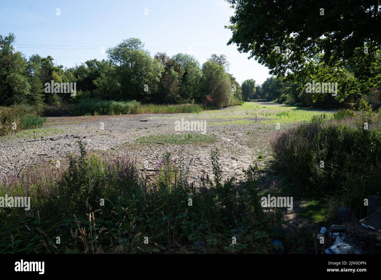 A dried up lake in Wanstead Park, north east London today. Britain is braced for another heatwave that will last longer than July's record-breaking hot spell, with highs of up to 35C expected next week. Picture date: Monday August 8, 2022. Stock Photo