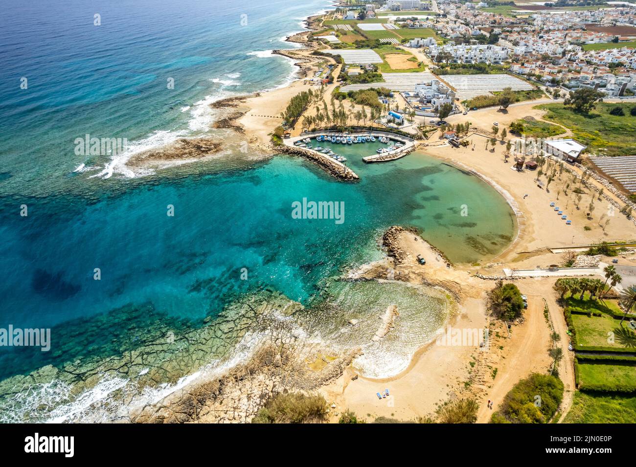 Agia Triada Beach oder Trinity Beach aus der Luft gesehen, Paralimni, Zypern, Europa  |  Vrissiana and Protaras  Beach hotels seen from above, Paralim Stock Photo