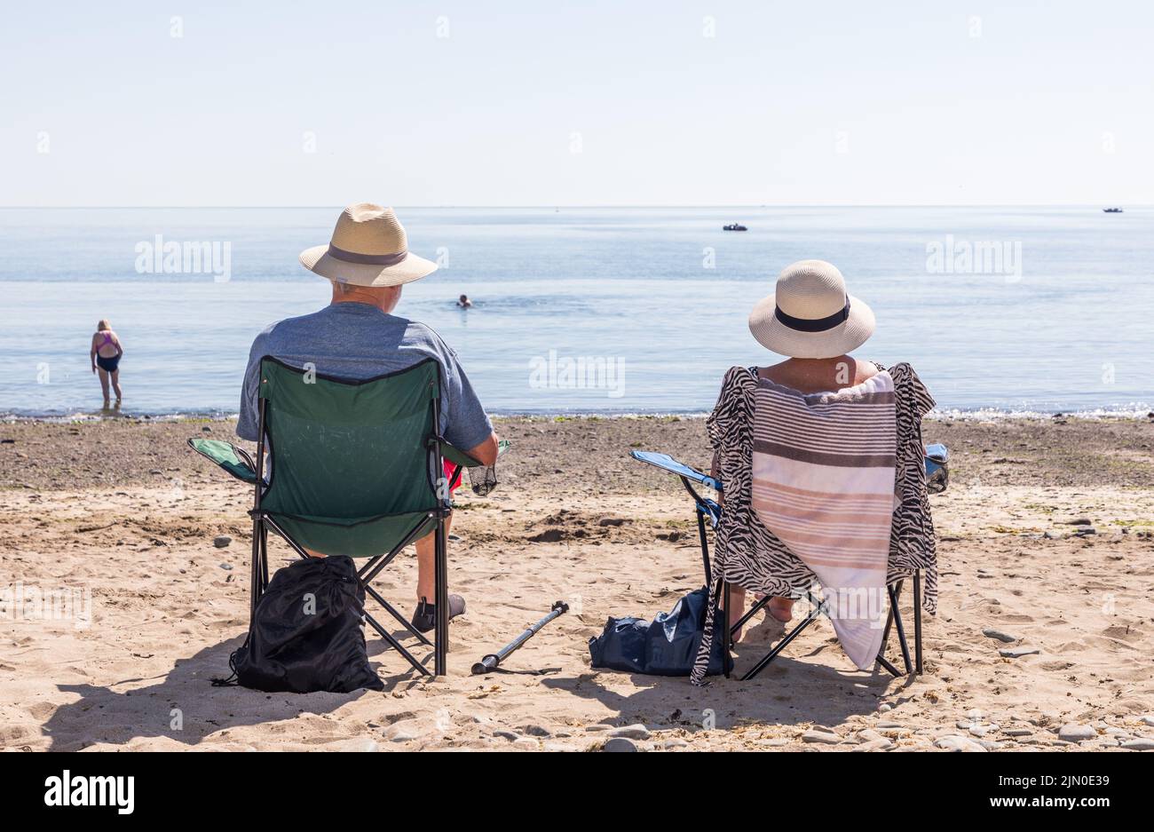 Fountainstown, Cork, Ireland. 08th August, 2022. With temperatures expected to hit the mid twenties, pensioners John and Anne Lemasney of Templebreedy took the opportunity for some morning sunbathing before it got too hot at Fountainstown Beach, Co. Cork, Ireland. - Credit; David Creedon / Alamy Live News Stock Photo