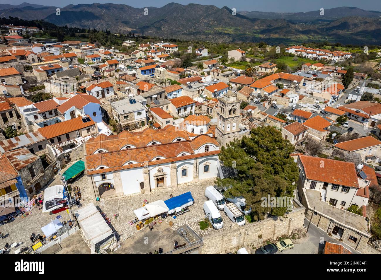 Stadtansicht Pano Lefkara mit der Kirche Timiou Stavrou aus der Luft gesehen, Zypern, Europa  |  Aerial view of  Pano Lefkara cityscape with Timios St Stock Photo