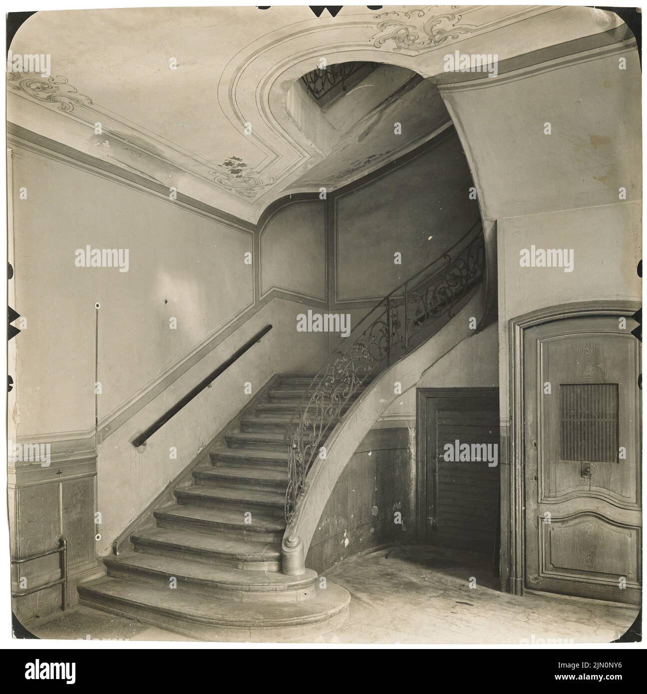 Royal Prussian measuring picture, Haus Breite Straße 5, Berlin (without dat.): View into the stairwell. Photo, 19.6 x 19.6 cm (including scan edges) Königlich Preußische Messbild-Anstalt: Haus Breite Straße 5, Berlin (ohne Dat.) Stock Photo