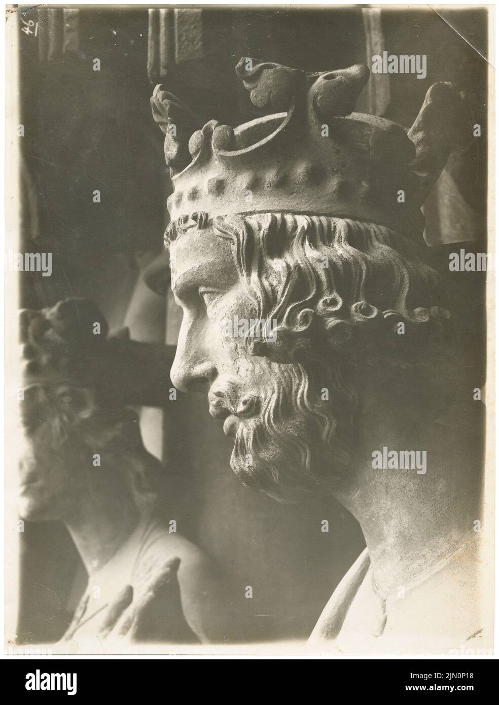Unknown photographer, cathedral in Bamberg. Face of the figure of the emperor Heinrich the saint at the Adamspforte (without date): View face in the profile, in the background partial view of the statue of the Holy Kunigunde. Photo, 24.1 x 18.2 cm (including scan edges) unbek. Fotograf : Dom in Bamberg. Gesicht der Figur des Kaisers Heinrich der Heilige an der Adamspforte (ohne Dat.) Stock Photo