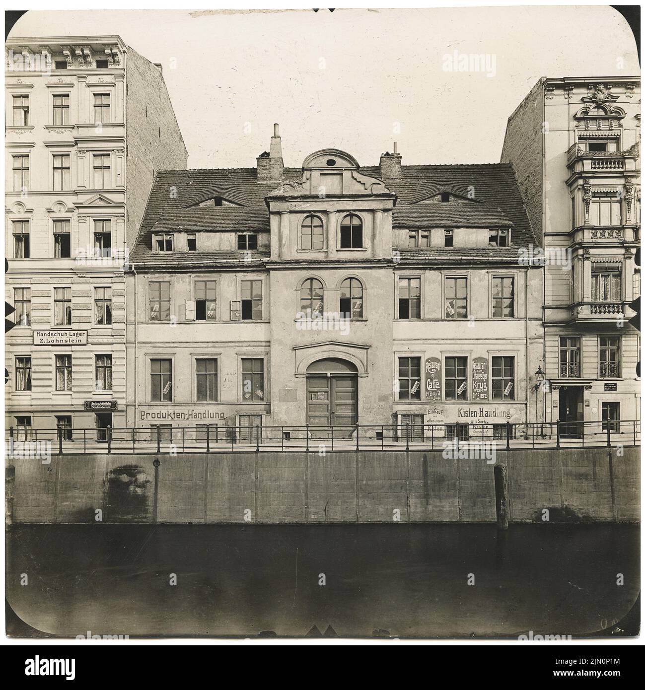 Royal Prussian measuring picture, Haus Neukölln am Wasser 2, Berlin (without date): View of the empty building from the canal. Photo, 19.5 x 19.5 cm (including scan edges) Königlich Preußische Messbild-Anstalt: Haus Neukölln am Wasser 2, Berlin (ohne Dat.) Stock Photo